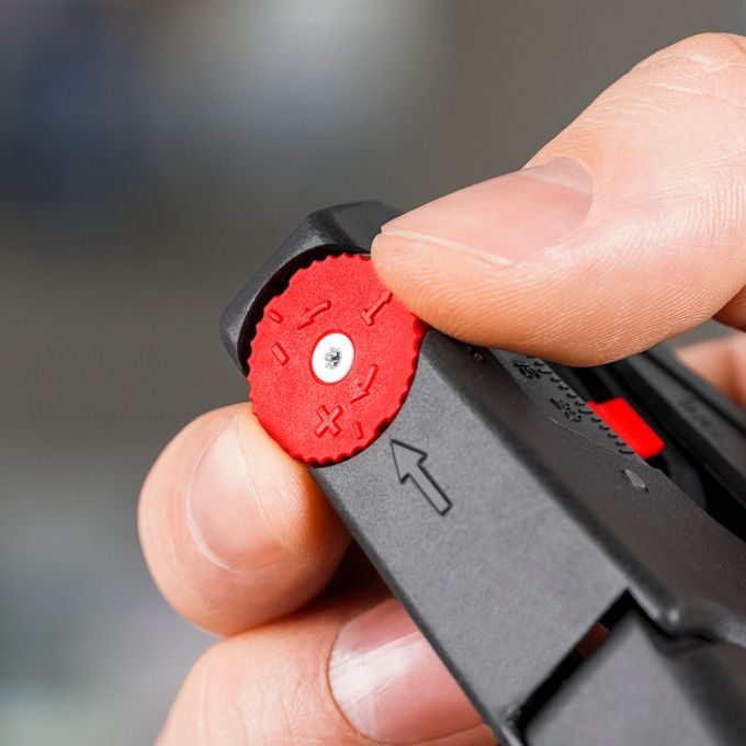 Автоматичний інструмент для видалення ізоляції KNIPEX 12 40 200