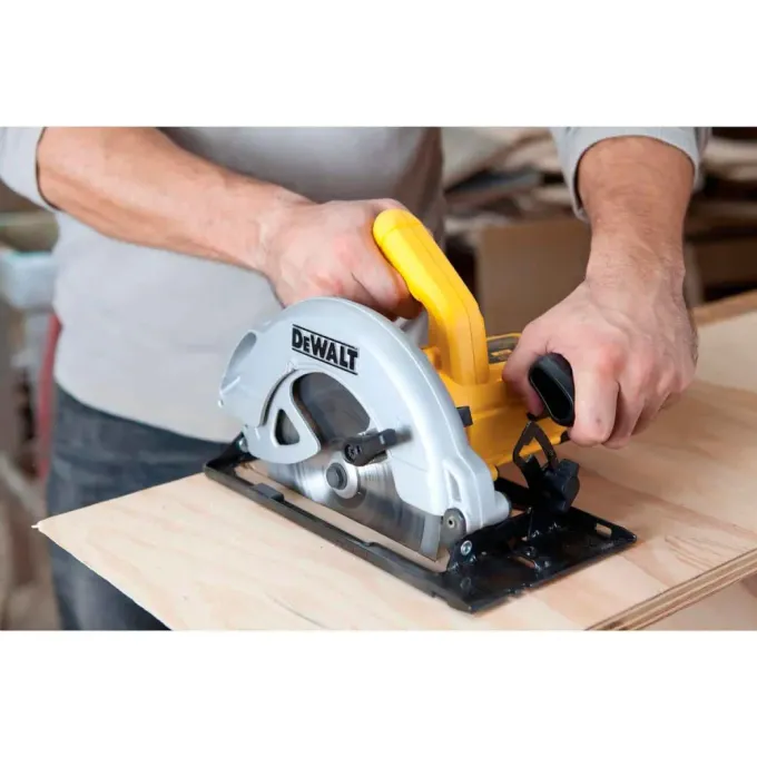 Пила дискова мережева DeWALT DWE560
